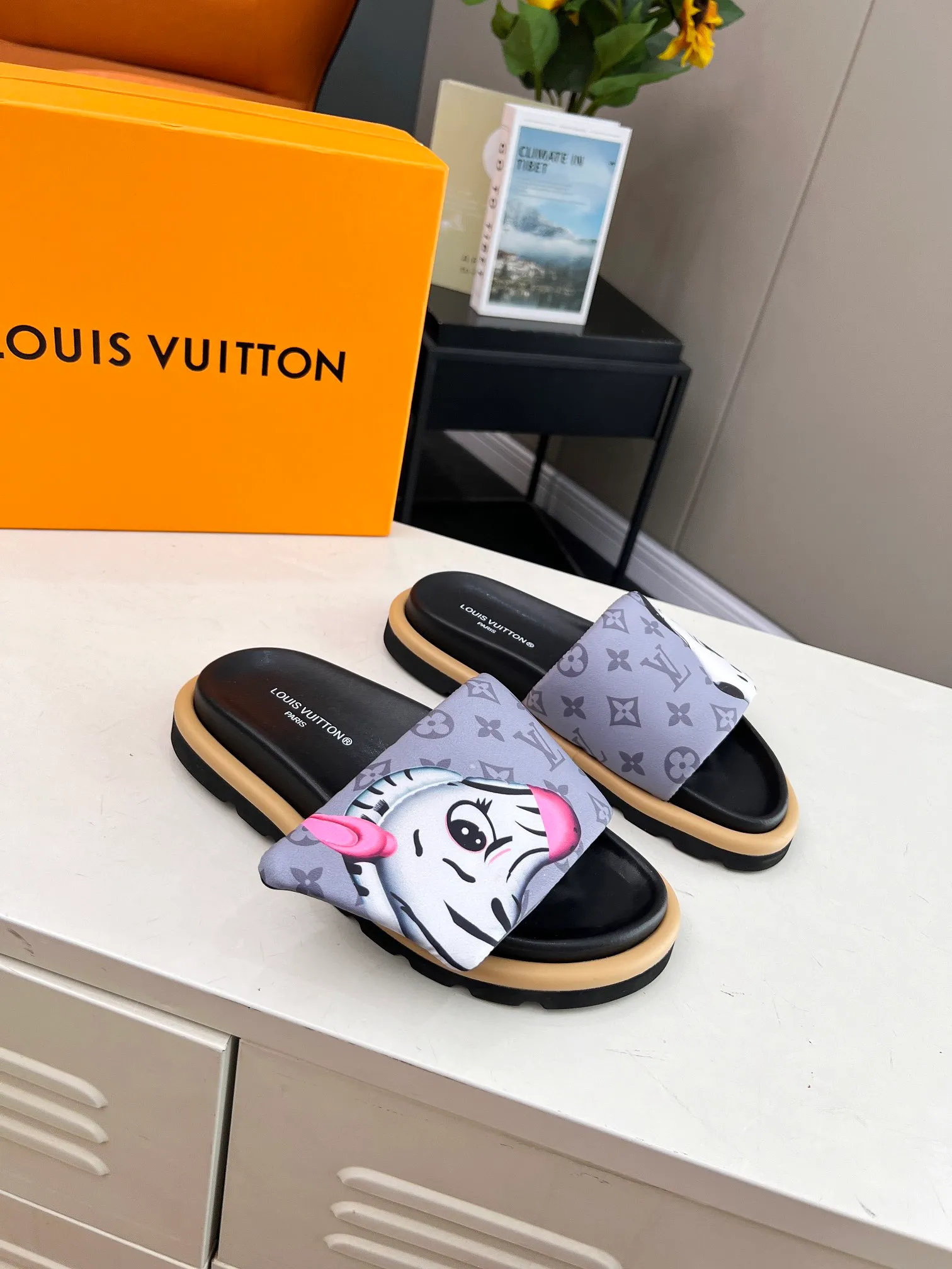 👟👟Ex-factory price 360👟👟 lv donkey brand l home 2024 hot style embossed logo embossed sandals This ol low comfort flat sandals are made of technical fabrics and use high-frequency embossing technology to reinterpret the monogram pattern. Soft padded upper with adjustable Velcro, comfortable and tough insole adds harmonious color ▪️Fabric: Original customized technical fabric ▪️Lining: soft sheepskin lining ▪️Sole: Original open-molded rubber foam outsole Color: .yellow.black▪️